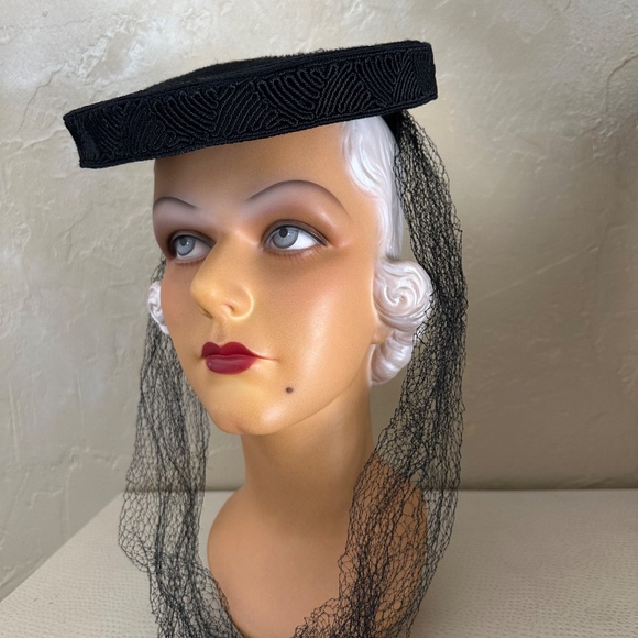 REFINED 1940s\' BLACK CORDE/FELT TILT HAT WITH FLAT CROWN, BACK CAP  & VEILING main image 7